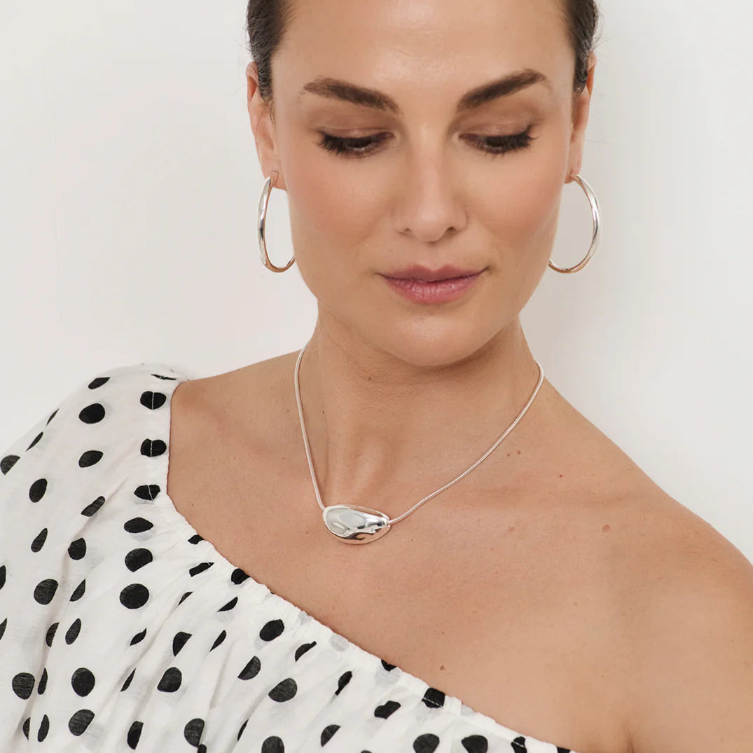 Pod Centre Fine Snake Necklace