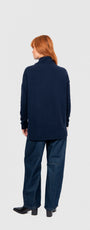 Person wearing a navy blue outfit .