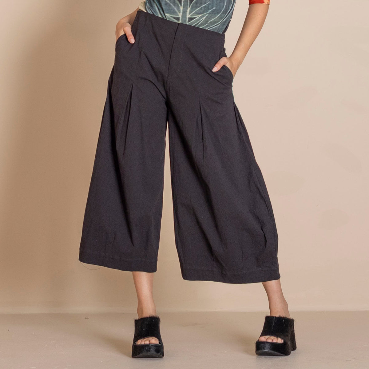 black wide leg cropped pants with side pockets, paired with black platform sandals.