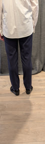 Wite shirt and dnavy pants.